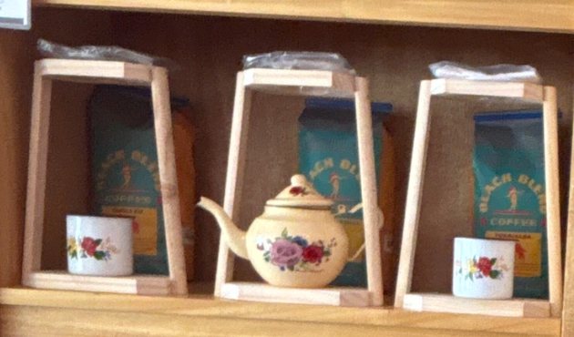 Juegos de chorreador con base de madera, bolsa de tela, taza y tetera en Beach Blend Coffee